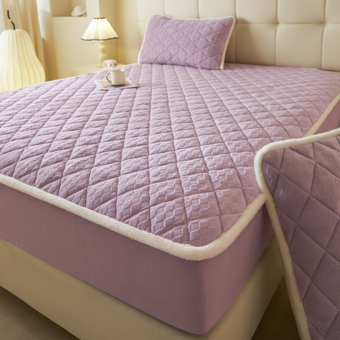 91家纺网 家纺一手货源 找家纺 鑫钰 2024秋冬新款加厚牛奶绒烂花夹棉床笠 菱形格-浅紫