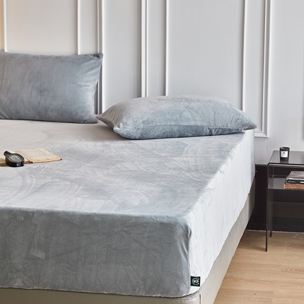 91家纺网 家纺一手货源 找家纺 千朵森 2024新款A类纯色牛奶绒单床笠-芙妮系列-风格二 芙妮-印月灰