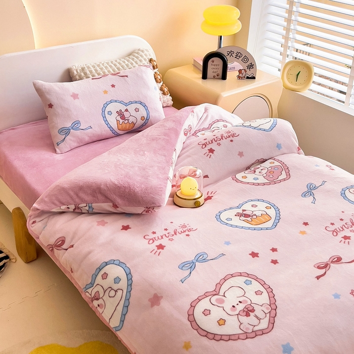 91家纺网 家纺一手货源 找家纺 鱼宝 2024新款小版牛奶绒婴童套件蝴蝶结小兔