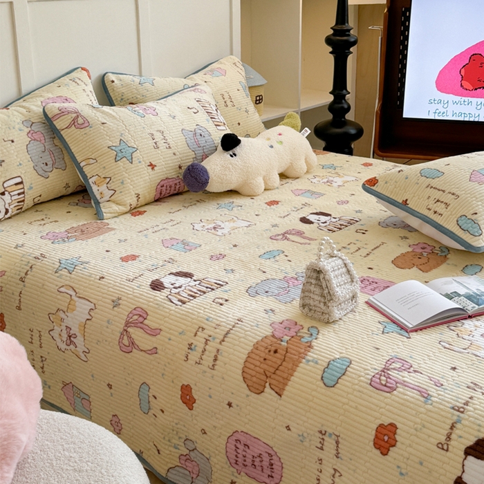 91家纺网 家纺一手货源 找家纺 萝莉家纺 2024爆款印花牛奶绒夹棉绗缝床盖三件套 猫咪的花园