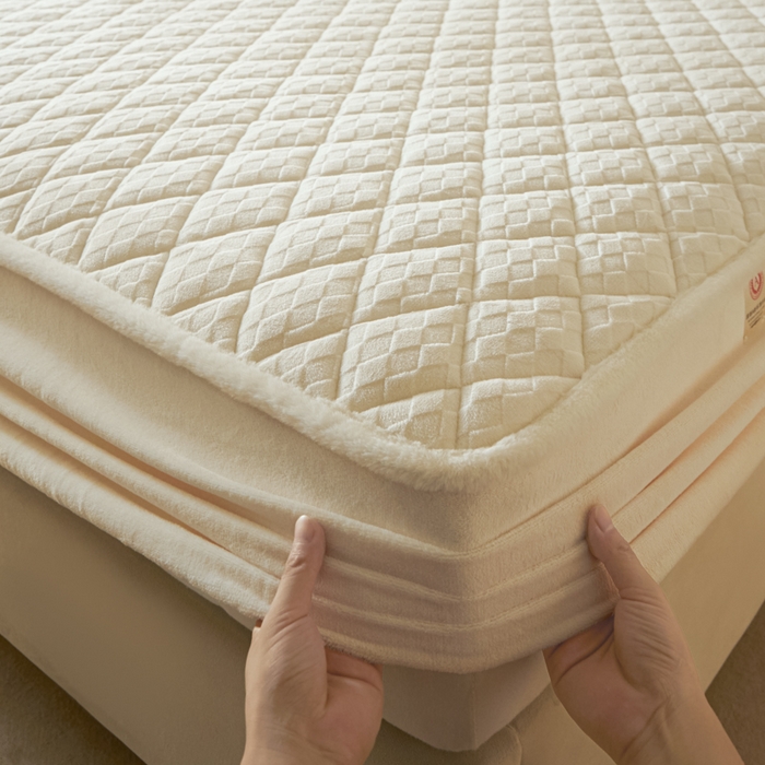 91家纺网 家纺一手货源 找家纺 鑫钰 2024秋冬新款加厚牛奶绒烂花夹棉床笠 菱形格-雅白