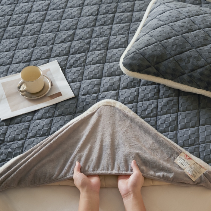 91家纺网 家纺一手货源 找家纺 鑫钰 2024秋冬新款加厚牛奶绒烂花夹棉床笠 菱形格-深灰