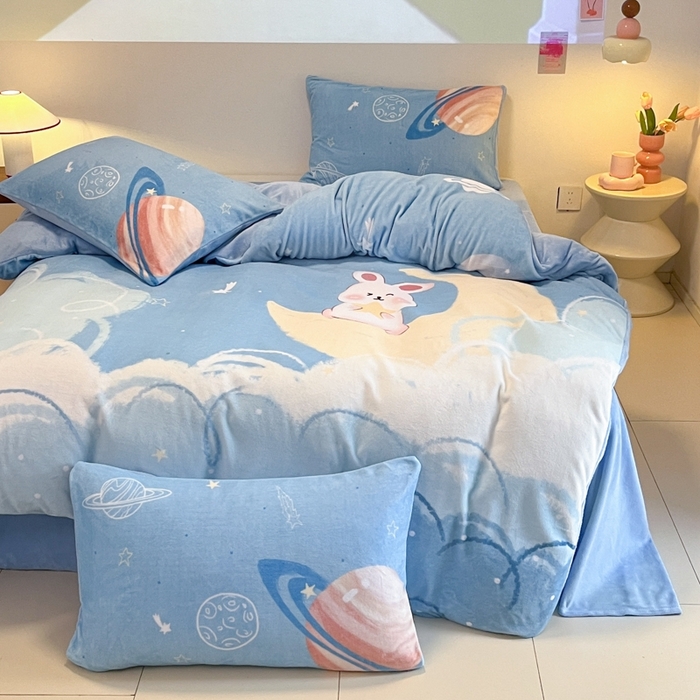 91家纺网 家纺一手货源 找家纺 新方向 2025新款全消光A类儿童牛奶绒四件套-萌萌兔 萌萌兔-蓝