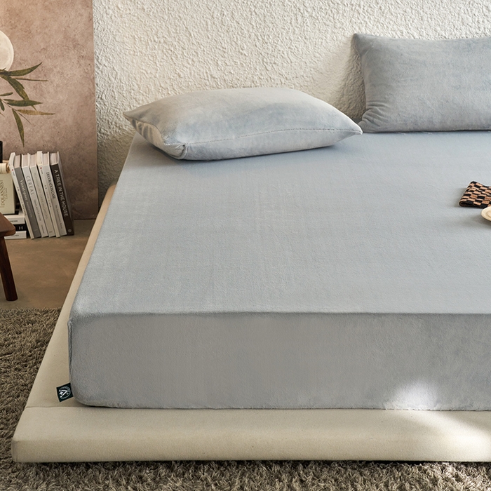 91家纺网 家纺一手货源 找家纺 千朵森 2024新款A类纯色牛奶绒单床笠-芙妮系列-风格一 芙妮-印月灰