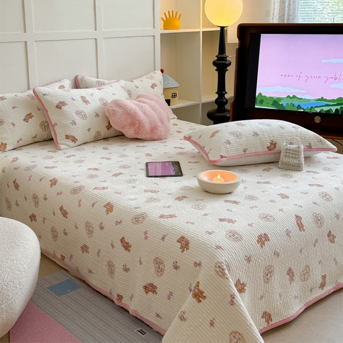 91家纺网 家纺一手货源 找家纺 萝莉家纺 2024爆款印花牛奶绒夹棉绗缝床盖三件套 花花小熊