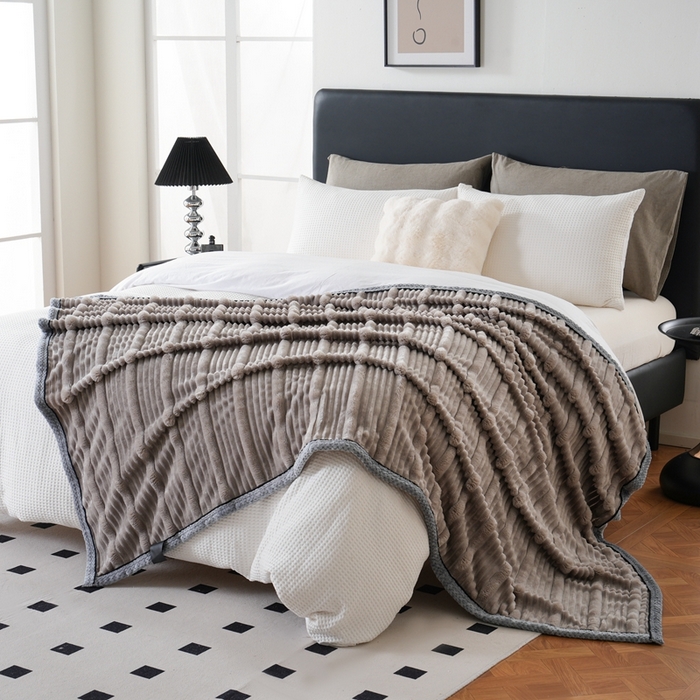 91家纺网 家纺一手货源 找家纺 巴木赫 2024新款子母抽条兔毛绒绒毯毯子 中灰