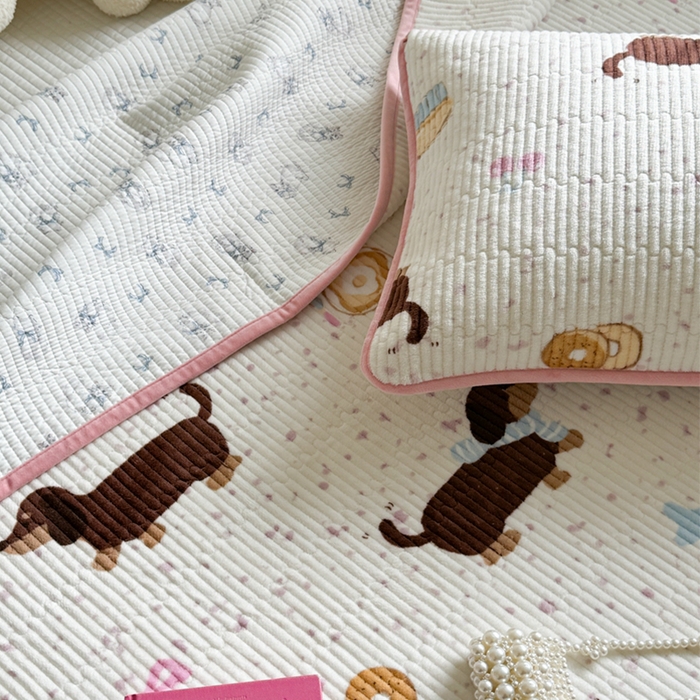 91家纺网 家纺一手货源 找家纺 萝莉家纺 2024爆款印花牛奶绒夹棉绗缝床盖三件套 斑点狗狗