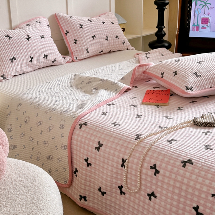 91家纺网 家纺一手货源 找家纺 萝莉家纺 2024爆款印花牛奶绒夹棉绗缝床盖三件套 黑粉蝴蝶结