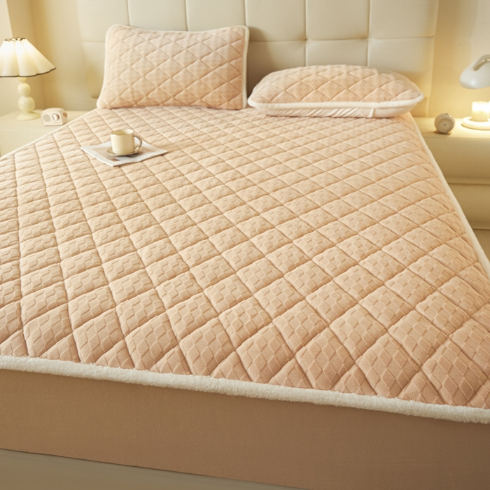 91家纺网 家纺一手货源 找家纺 鑫钰 2024秋冬新款加厚牛奶绒烂花夹棉床笠 菱形格-驼色