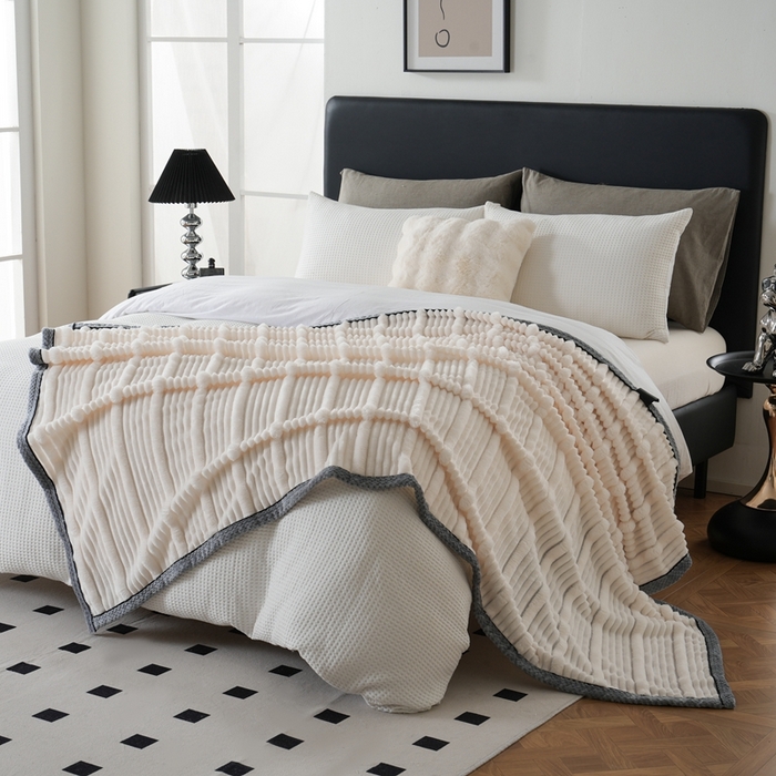 91家纺网 家纺一手货源 找家纺 巴木赫 2024新款子母抽条兔毛绒绒毯毯子 奶白