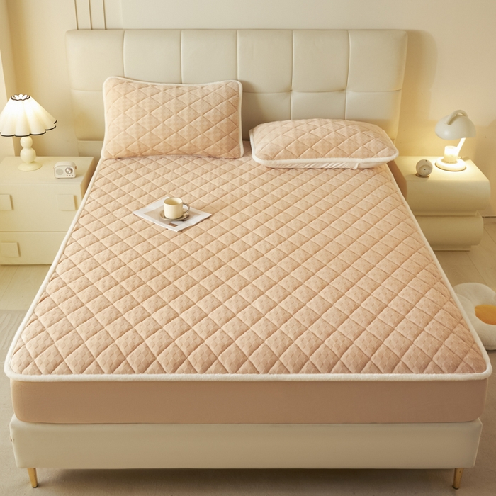 91家纺网 家纺一手货源 找家纺 鑫钰 2024秋冬新款加厚牛奶绒烂花夹棉床笠 菱形格-驼色