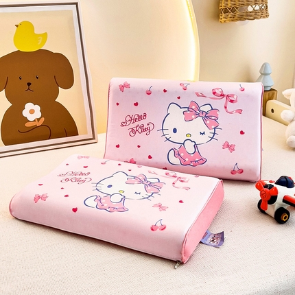 91家纺网 家纺一手货源 找家纺 花满路 2024新款亲肤舒适三丽鸥枕头 kt猫44*27*6cm