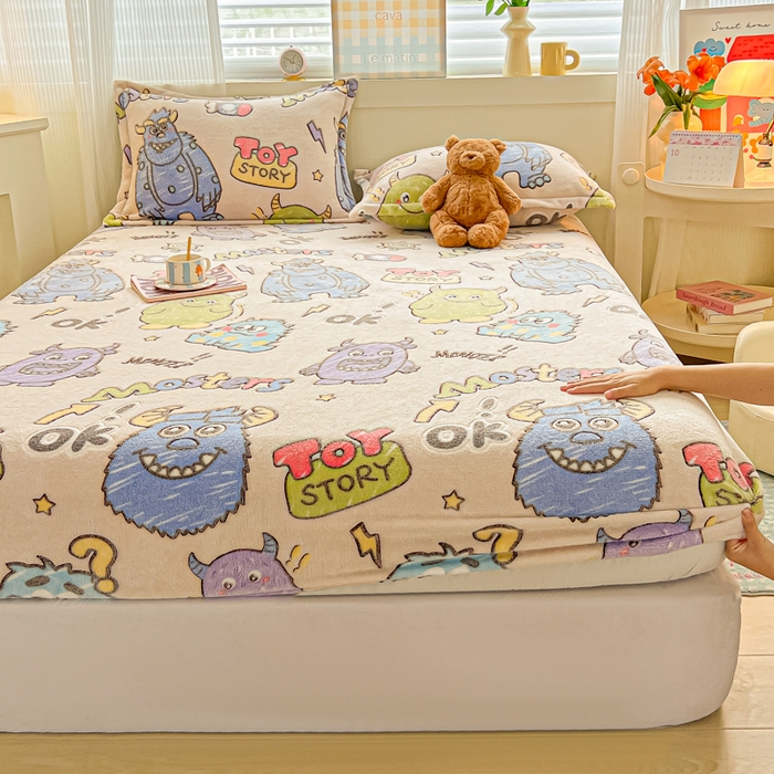 91家纺网 家纺一手货源 找家纺 韩巢家纺 2024新款加厚雪花绒卡通印花保暖牛奶绒珊瑚绒床笠三件套 小怪兽