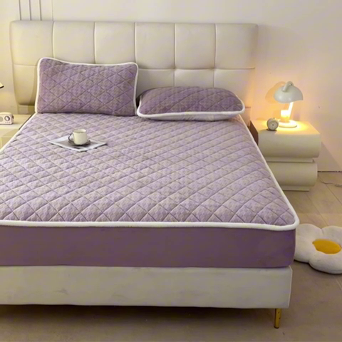 91家纺网 家纺一手货源 找家纺 鑫钰 2024秋冬新款加厚牛奶绒烂花夹棉床笠 菱形格-浅紫