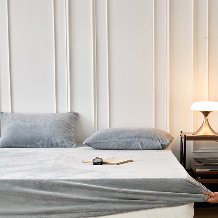 91家纺网 家纺一手货源 找家纺 千朵森 2024新款A类纯色牛奶绒单床笠-芙妮系列-风格二 芙妮-印月灰