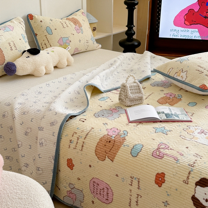 91家纺网 家纺一手货源 找家纺 萝莉家纺 2024爆款印花牛奶绒夹棉绗缝床盖三件套 猫咪的花园