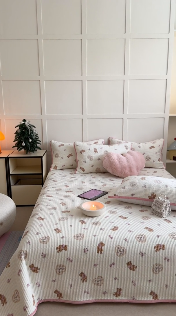 91家纺网 家纺一手货源 找家纺 萝莉家纺 2024爆款印花牛奶绒夹棉绗缝床盖三件套 花花小熊