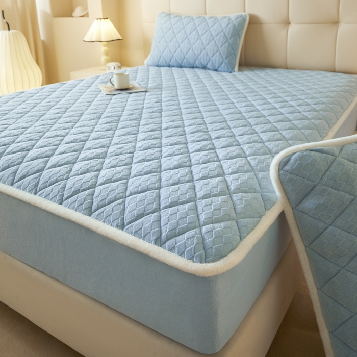 91家纺网 家纺一手货源 找家纺 鑫钰 2024秋冬新款加厚牛奶绒烂花夹棉床笠 菱形格-天蓝