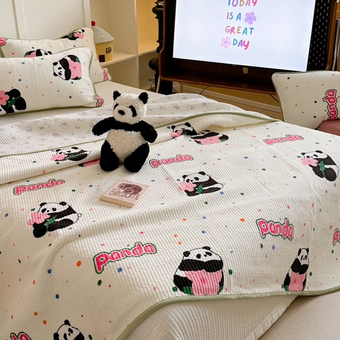 91家纺网 家纺一手货源 找家纺 萝莉家纺 2024爆款印花牛奶绒夹棉绗缝床盖三件套 熊猫花花