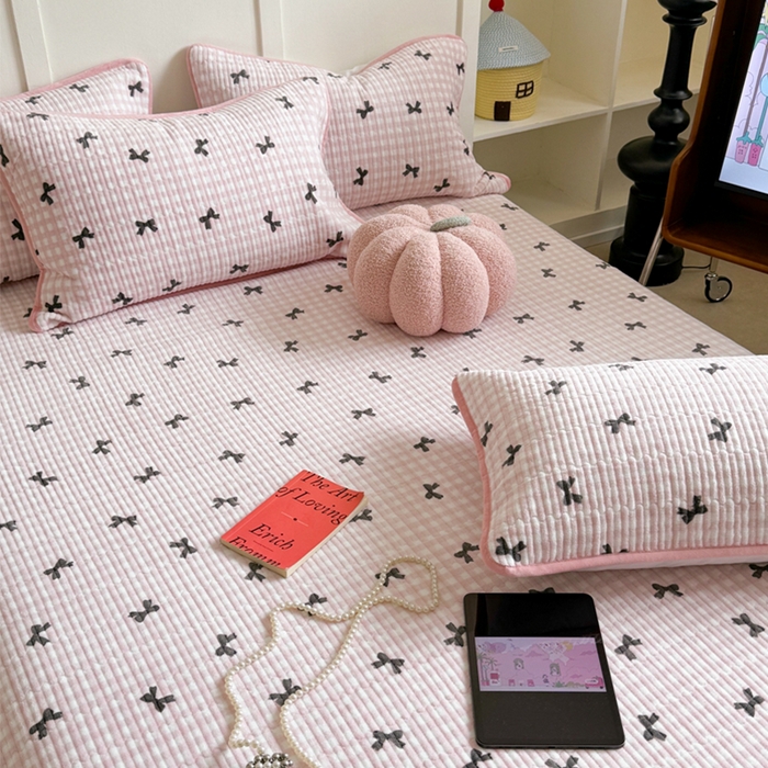 91家纺网 家纺一手货源 找家纺 萝莉家纺 2024爆款印花牛奶绒夹棉绗缝床盖三件套 黑粉蝴蝶结