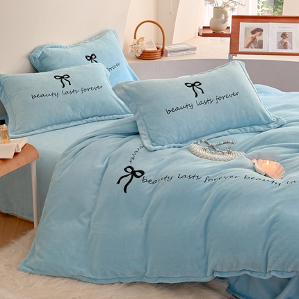 91家纺网 家纺一手货源 找家纺 你好美丽 2025新款200克牛奶绒四件套--蝴蝶结 蝴蝶结蓝