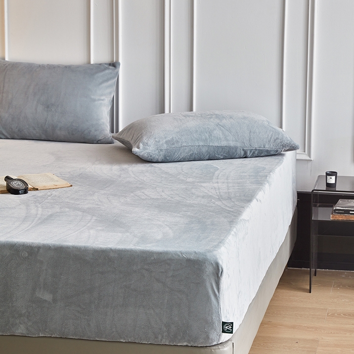 91家纺网 家纺一手货源 找家纺 千朵森 2024新款A类纯色牛奶绒单床笠-芙妮系列-风格二 芙妮-印月灰