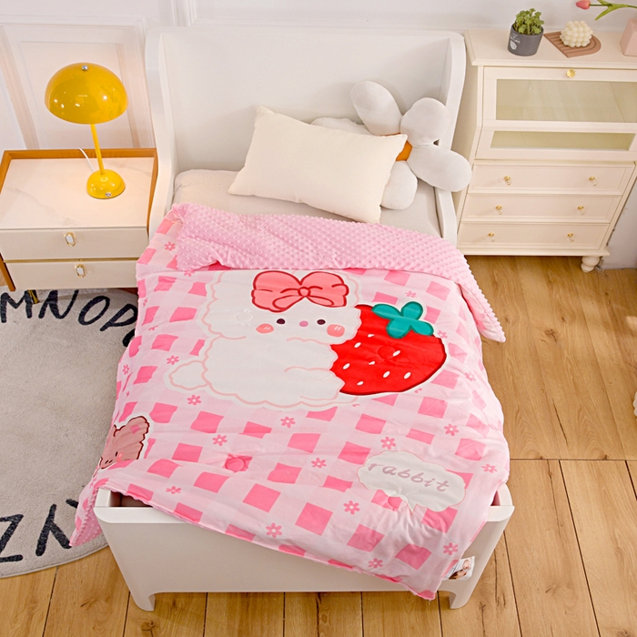 91家纺网 家纺一手货源 找家纺 萌宝家纺 2024新款可拆洗A类儿童豆豆绒大豆冬被儿童婴儿绒春秋被安抚被 草莓小兔