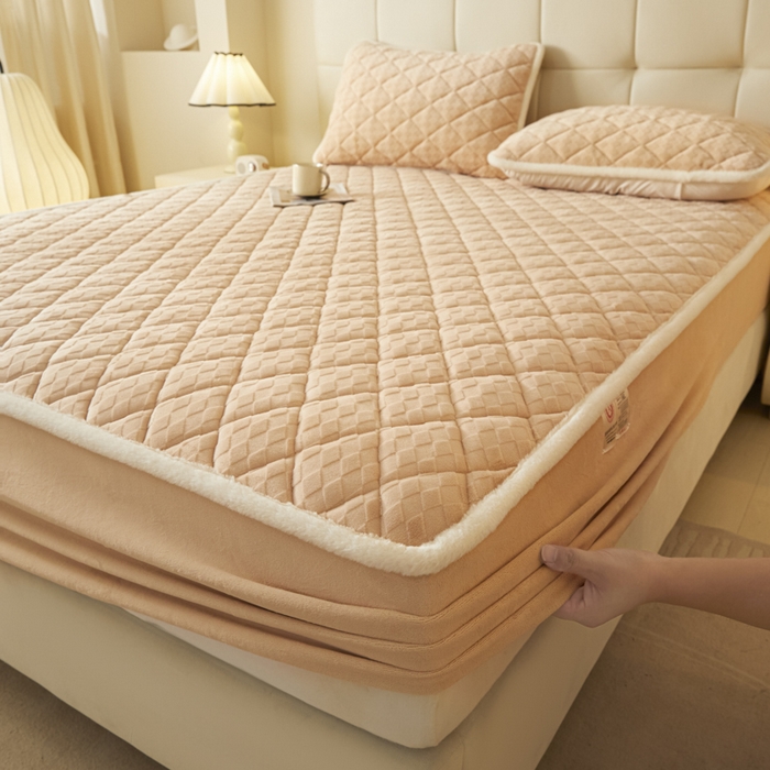 91家纺网 家纺一手货源 找家纺 鑫钰 2024秋冬新款加厚牛奶绒烂花夹棉床笠 菱形格-驼色