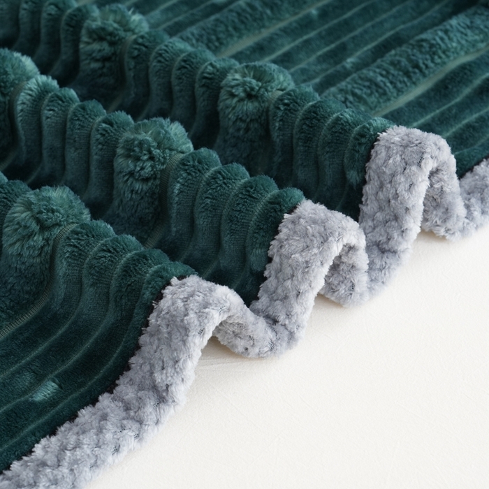 91家纺网 家纺一手货源 找家纺 巴木赫 2024新款子母抽条兔毛绒绒毯毯子 墨绿