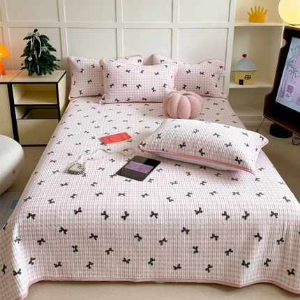 萝莉家纺 2024爆款印花牛奶绒夹棉绗缝床盖三件套 黑粉蝴蝶结