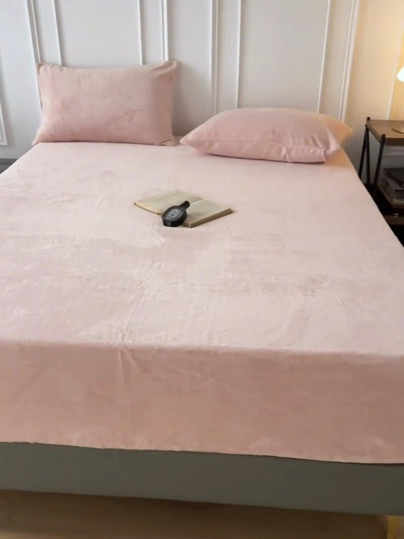 91家纺网 家纺一手货源 找家纺 千朵森 2024新款A类纯色牛奶绒单床笠-芙妮系列-风格二 芙妮-香草粉