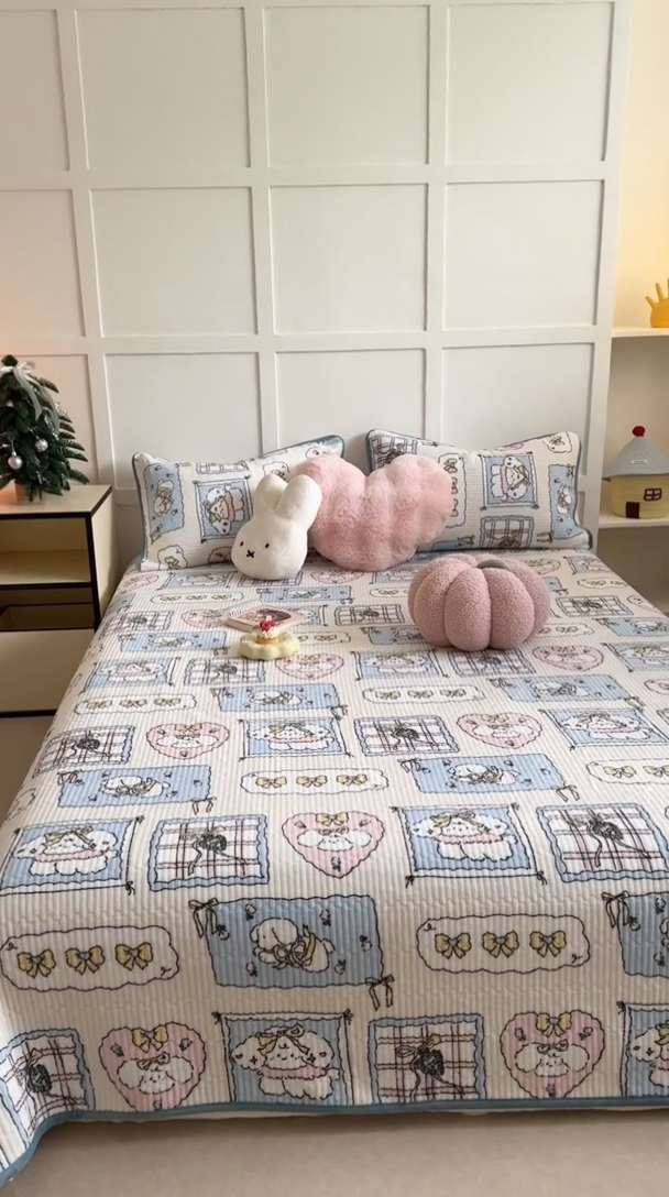 91家纺网 家纺一手货源 找家纺 萝莉家纺 2024爆款印花牛奶绒夹棉绗缝床盖三件套 小可爱蓝