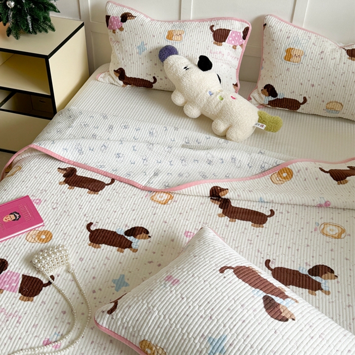 91家纺网 家纺一手货源 找家纺 萝莉家纺 2024爆款印花牛奶绒夹棉绗缝床盖三件套 斑点狗狗