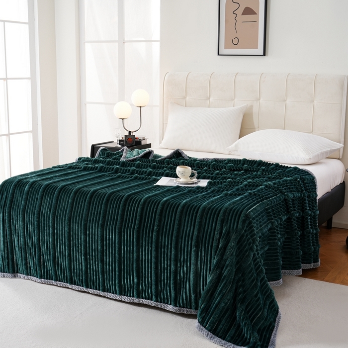 91家纺网 家纺一手货源 找家纺 巴木赫 2024新款子母抽条兔毛绒绒毯毯子 墨绿