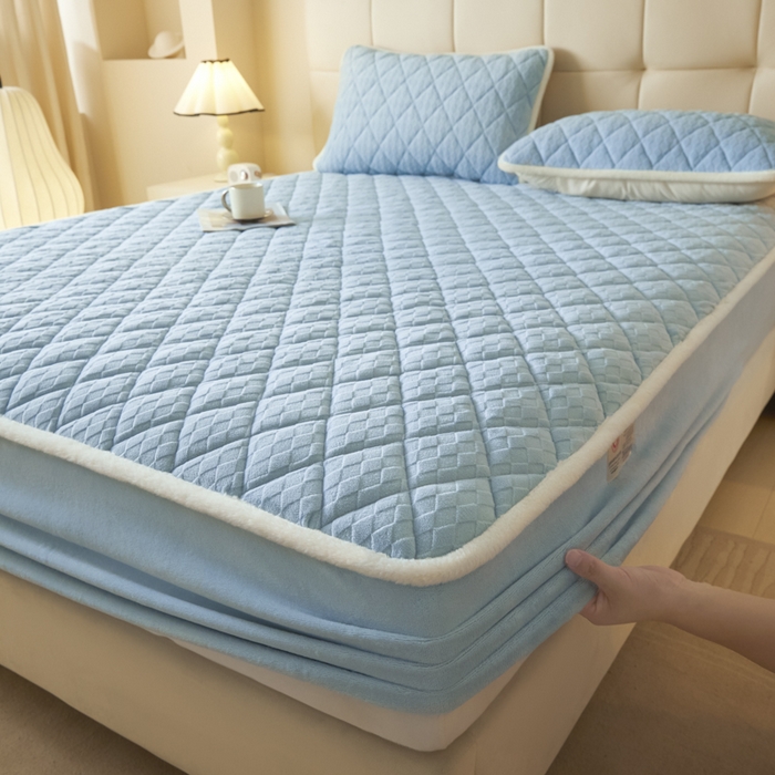 91家纺网 家纺一手货源 找家纺 鑫钰 2024秋冬新款加厚牛奶绒烂花夹棉床笠 菱形格-天蓝