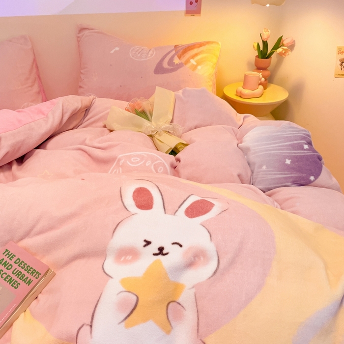 91家纺网 家纺一手货源 找家纺 新方向 2025新款全消光A类儿童牛奶绒四件套-萌萌兔 萌萌兔-粉