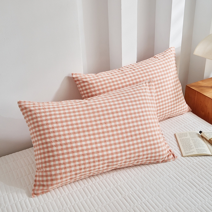 91家纺网 家纺一手货源 找家纺 呦呦南宋 纯棉简约款枕套 母婴级A类全棉色织水洗棉无印风单品一对装全棉枕头套 红小格（简约款）