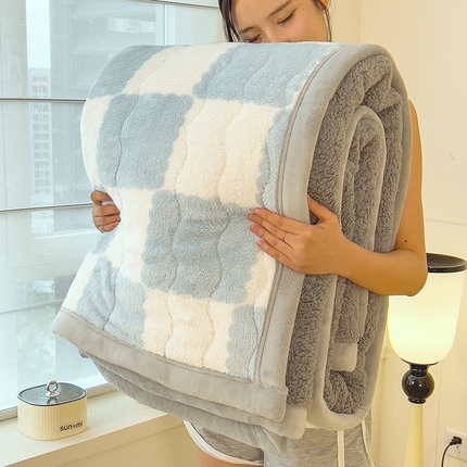91家纺网 家纺一手货源 找家纺 慕木家纺 2025秋冬新款A类北极绒棋盘格双面毛毯 棋盘格三层夹棉毛毯-浅蓝+灰