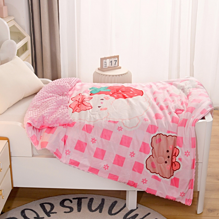 91家纺网 家纺一手货源 找家纺 萌宝家纺 2024新款可拆洗A类儿童豆豆绒大豆冬被儿童婴儿绒春秋被安抚被 草莓小兔