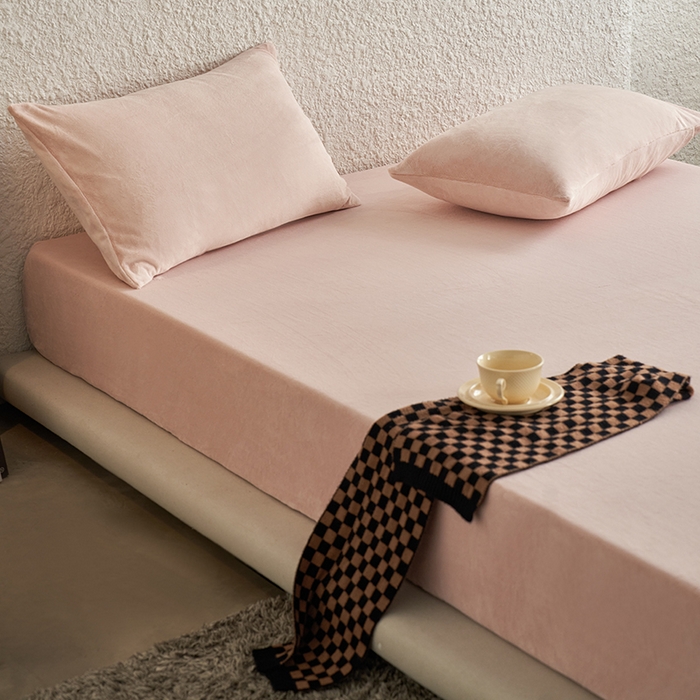 91家纺网 家纺一手货源 找家纺 千朵森 2024新款A类纯色牛奶绒单床笠-芙妮系列-风格一 芙妮-香草粉