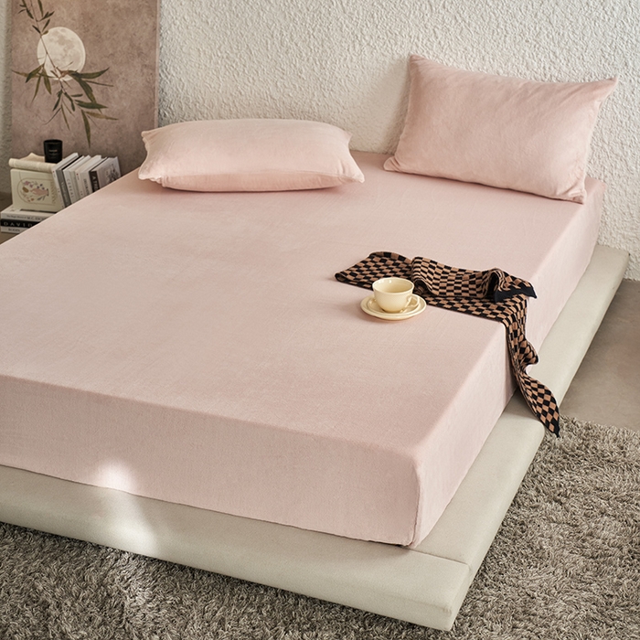 91家纺网 家纺一手货源 找家纺 千朵森 2024新款A类纯色牛奶绒单床笠-芙妮系列-风格一 芙妮-香草粉