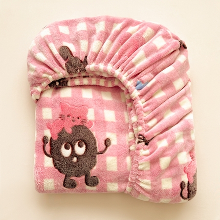 韩巢家纺 2024新款加厚雪花绒卡通印花保暖牛奶绒珊瑚绒床笠三件套 煤小球 （粉)