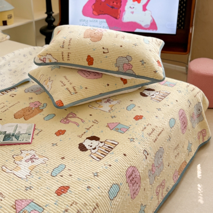 91家纺网 家纺一手货源 找家纺 萝莉家纺 2024爆款印花牛奶绒夹棉绗缝床盖三件套 猫咪的花园