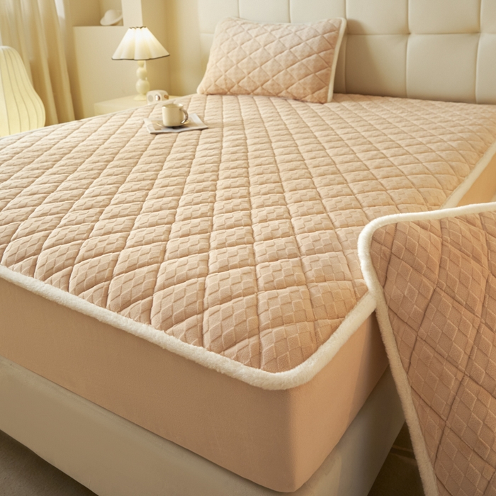 91家纺网 家纺一手货源 找家纺 （总）鑫钰 2024秋冬新款加厚牛奶绒烂花夹棉床笠