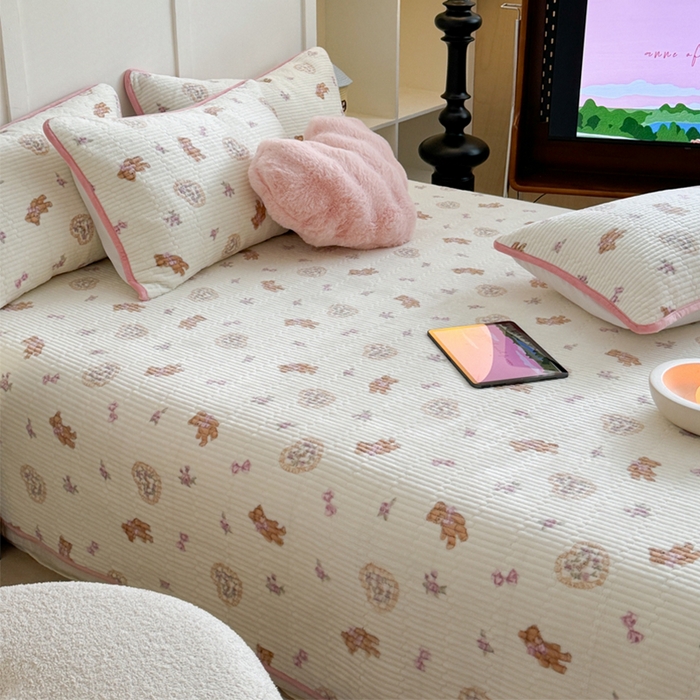 91家纺网 家纺一手货源 找家纺 萝莉家纺 2024爆款印花牛奶绒夹棉绗缝床盖三件套 花花小熊