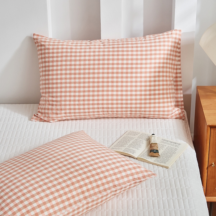 91家纺网 家纺一手货源 找家纺 呦呦南宋 纯棉简约款枕套 母婴级A类全棉色织水洗棉无印风单品一对装全棉枕头套 红小格（简约款）