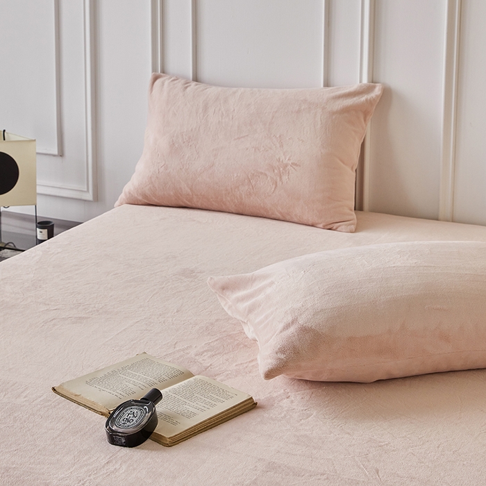 91家纺网 家纺一手货源 找家纺 千朵森 2024新款A类纯色牛奶绒单床笠-芙妮系列-风格二 芙妮-香草粉