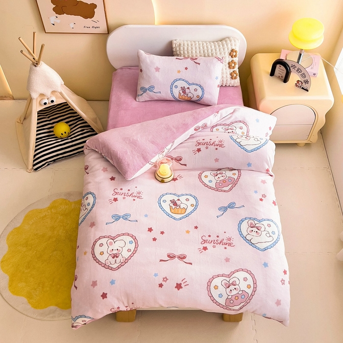 91家纺网 家纺一手货源 找家纺 鱼宝 2024新款小版牛奶绒婴童套件蝴蝶结小兔