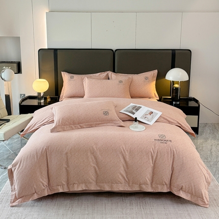 91家纺网 家纺一手货源 找家纺 铭浩家纺 2025新款100 ％全棉磨毛剌绣宽边四件套-依恋 依恋- 米驼