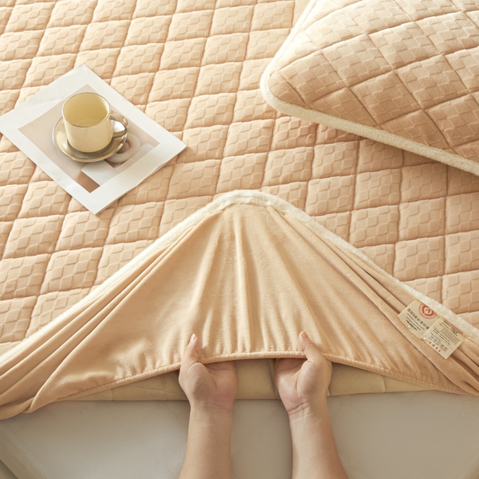 91家纺网 家纺一手货源 找家纺 鑫钰 2024秋冬新款加厚牛奶绒烂花夹棉床笠 菱形格-驼色